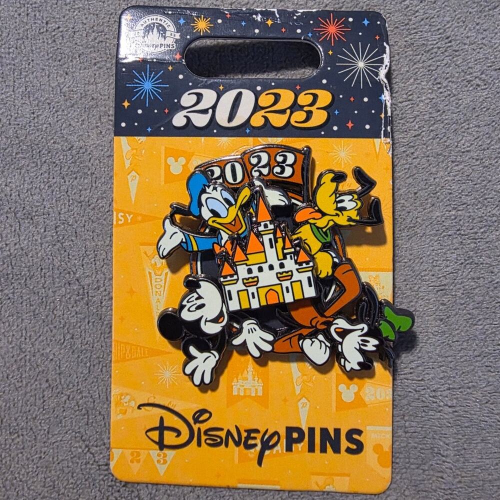 Disney Parks 2023 Mickey Mouse & Friends Spinner Pin NWT